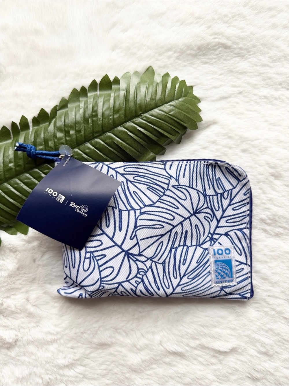 United Airlines Reyn Spooner Business Class Amenity Pouch